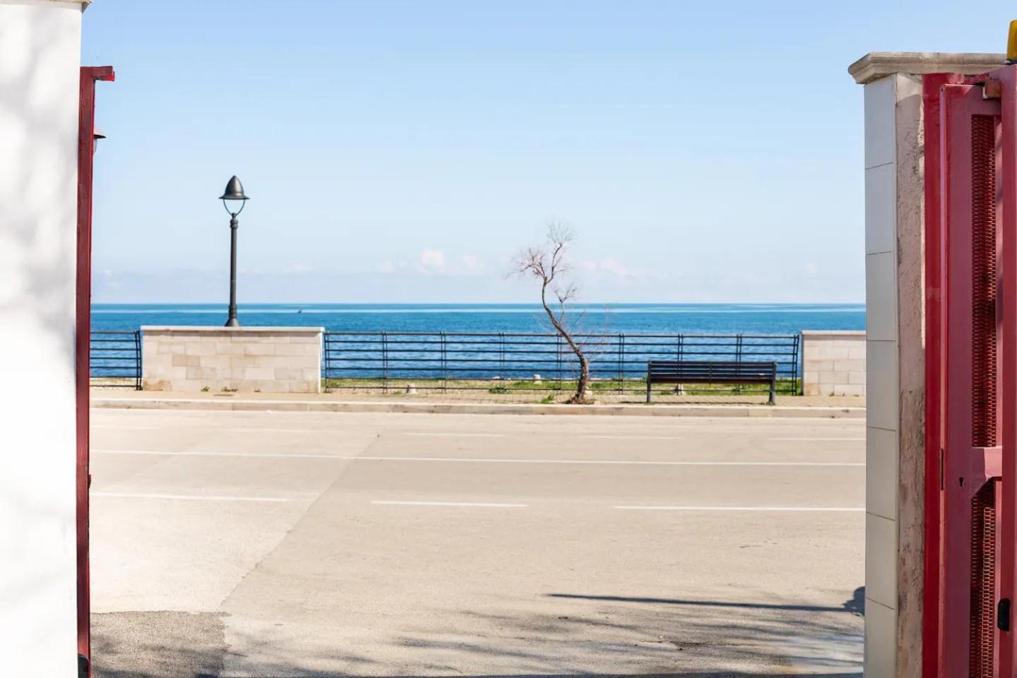 Seagull Apartments - Front And Sea View & Airport Bari Extérieur photo